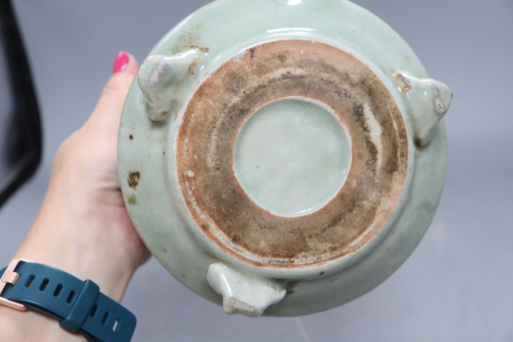 A Chinese celadon jar, height 11cm